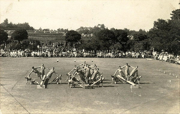 neznámý – bez názvu (skupina cvičících dívek, dopisnice)