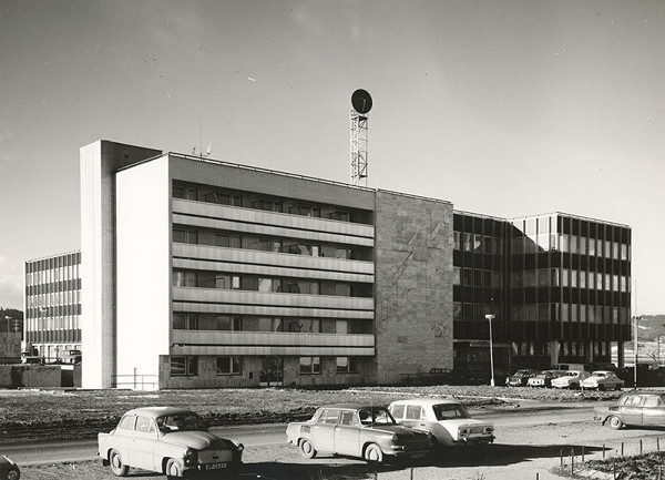 Rajmund Müller – Telekomunikačná budova v Poprade. Celkový pohľad.