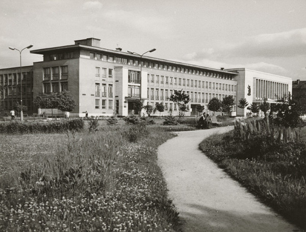 Ferdinand Čapka – Dom odborov v Žiline. Album fotografií. Pohľad z parku cez lavičky na hlavné priečelie.