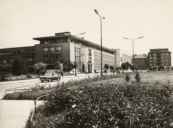 Ferdinand Čapka – Dom odborov v Žiline. Album fotografií. Bočný pohľad cez ulicu.