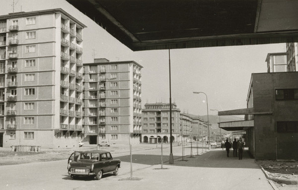 Ferdinand Čapka – Sídlisko Hliny v Žiline. Pohľad z chodníka pozdĺž ulice.