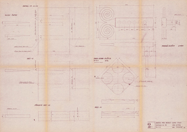 Viktor Holešťák-Holubár – Brána IV. OPS Nitra - objekt Domu ČSSP. 2 D. Výrobný výkres - kované kľučky, drevené ozdobné ružice, detaily, rezy. M 1:10, 1:1