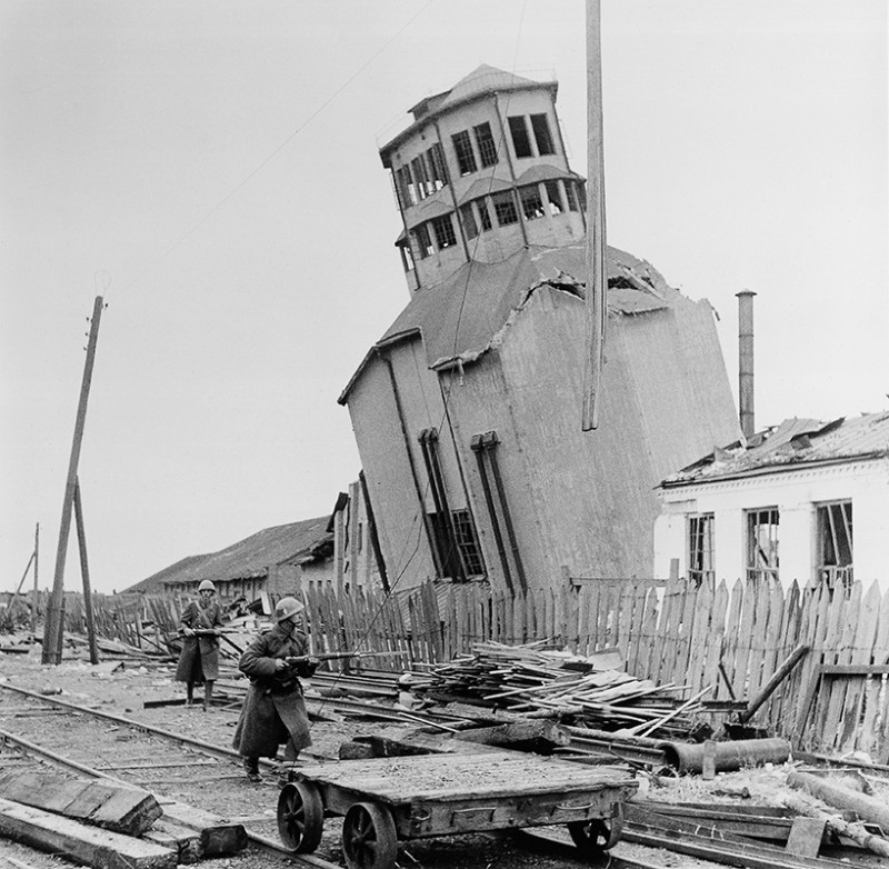 Z vojny v ZSSR - Naklonený betónový mlyn v meste Pologi