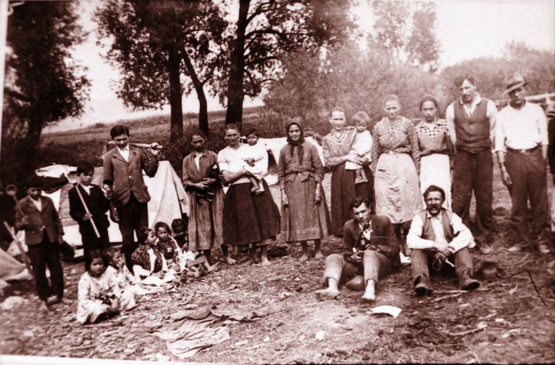 Jozef Kolarčík-Fintický - Rodiny cigáňov korytárov v kočovnom tábore Haniska, 1933 